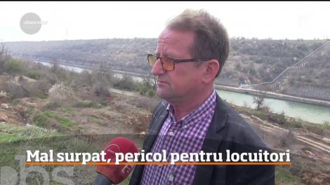 Satul ce riscă să se prăbușească în Canalul Dunăre-Marea Neagră: „Am știut noi c-o să se dărâme?!  Nu e în siguranţă nimic!”