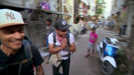 S-a făcut seara, iar concurenții își caută cazare. Șerban Copoț: Ni s-au bătătorit nasurile de la câte uși ni s-au trântit! Lumea e zâmbitoare, până le ceri ceva...