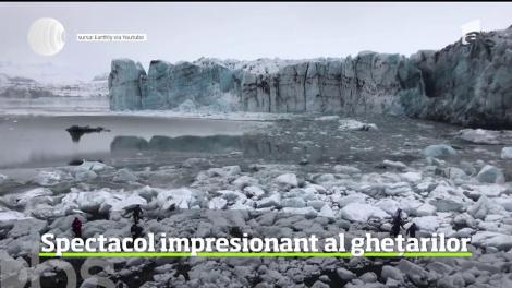 Imagini inedite din Islanda. Un fotograf a surprins momentul în care uriaşe bucăţi se desprind dintr-un gheţar, chiar sub privirile unui grup de turişti