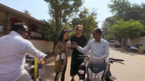 Negocieri ca la piață. Vedetele vând lapte, cu cana! Cocuța: Nu oricine e dispus să bea lapte pe stradă, și să-ți mai dea și bani