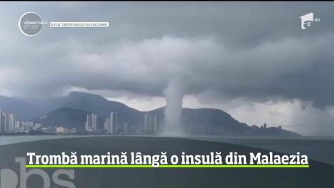 Natura a oferit un spectacol fascinant în sud-estul Asiei, în largul unei insule din Malaezia. O enormă trombă marină s-a format la mică distanţă de ţărm şi s-a menţinut timp de aproape cinci minute