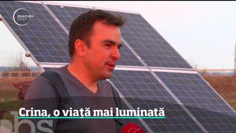 Crina, eleva dintr-un sat din Brașov, care învăța la lumina lumânării, a aprins becul şi a trăit o surpriză uriaşă.Trei prieteni din Pitești i-au căutat casa și i-au montat panouri fotovoltaice