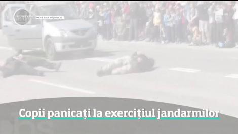 Clipe de panică în Călăraşi, unde mai mulţi copii au început să ţipe când, la câţiva metri de ei, jandarmii au tras focuri în rafală, în cadrul unui exerciţiu