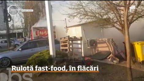 A fost pericol de explozie lângă un supermarket din Timişoara. O rulotă fast-food din în care erau mai multe butelii a luat foc