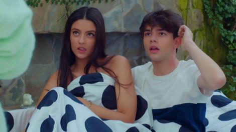 Petru este surprins de Ana cu o tânără în pat!: Ce cauți aici? Ai bifat toți bărbații și acum ai trecut la copii!?