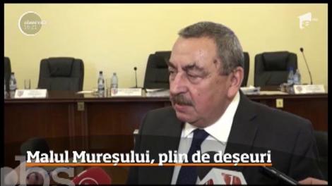Locuitorii de la marginea oraşului Deva sunt nevoiţi să se strecoare zilnic printre grămezile de gunoaie