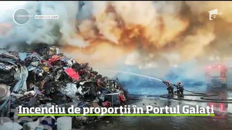 Incendiu de proporţii în zona Portului Galaţi. Sute de kilograme de deşeuri feroase au luat foc