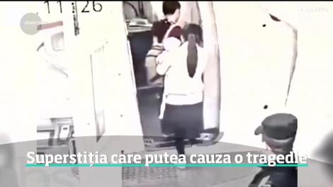 Aruncarea unor monede de pe scara avionului, superstiția care putea cauza o tragedie
