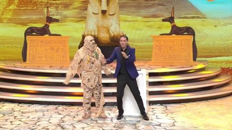 Demascarea Mumiei. Vedeta din spatele măștii este un cunoscut interpret de muzică ușoară