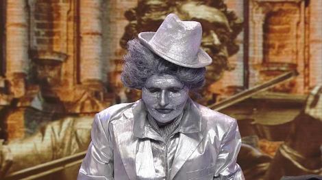 Demascarea Statuiei Stradale. Personajul din spatele măștii este o vedetă din Te cunosc de undeva!