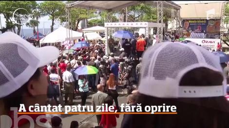 Asta înseamnă să fii nebun după scenă! Un artist a cântat patru zile, 105 ore, fără oprire. Recital demn de Cartea Recordurilor sau nu?