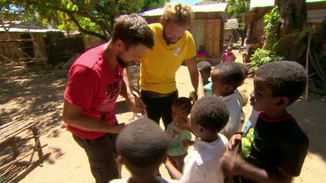 Finaliștii din Ultimul Trib își donează lucrurile localnicilor de pe insulă: Oamenii de aici au un trai mult mai greu față de noi, dar sunt foarte fericiți. Nu sunt stresați