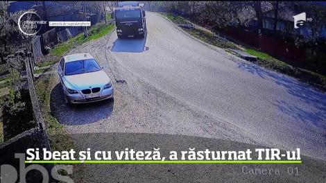 Accident surprins de camerele de supraveghere, pe un drum judeţean din Buzău