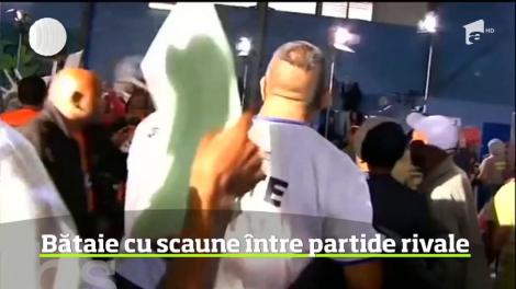 Bătaie cu scaune între partide rivale, Africa de Sud