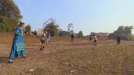 Jocul de Lagori determină ordinea în care cele patru echipe ajung la Gina Pistol