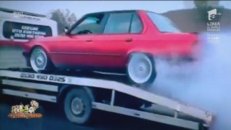 Smiley News. Drifturi pe platforma de tractări auto. Când ți se strică mașina, dar roțile din spate mai funcționează...