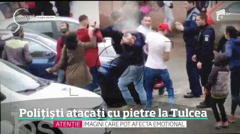 Scene ca-n Vestul Sălbatic în plină stradă, în Tulcea! Zeci de agresori au atacat cu pietre poliţiştii