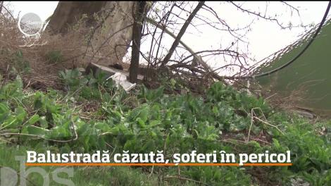 Balustradă căzută, șoferi în pericol