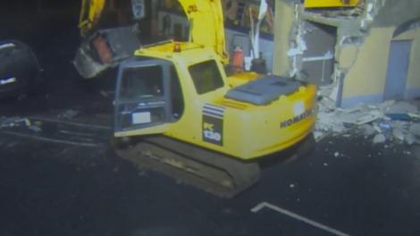 Jaf de zile mari cu excavatorul! Hoții au reușit să fure un bancomat plin cu bani în doar 4 minute! Video