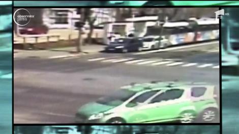 O vatmaniţă care ar fi uitat să tragă frâna de mână a provocat un accident în lanţ, în Timişoara!