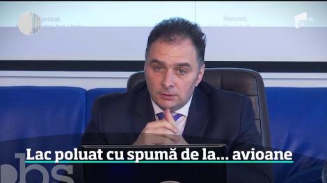 Un lac aflat în apropierea Aeroportului din Iaşi a fost poluat cu spumă