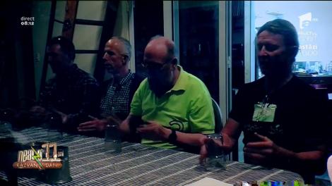 Nu poți să ratezi așa ceva! Corul bărbaților plecați la băut! S-au întâlnit la un bar și au cântat cu pahare - Video