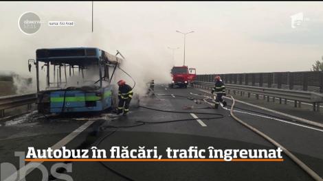 Un autobuz a luat foc pe autostrada care face legătura între Arad şi Timişoara