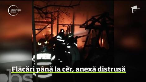 Un incendiu violent a izbucnit la o anexă dintr-o gospodărie aflată în oraşul Câmpeni, iar salvatorii s-au mobilizat cu trei autospeciale
