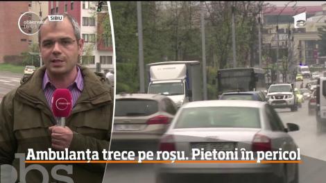 O ambulanţă, la un pas să spulbere un grup de oameni, pe o trecere de pietoni din Sibiu