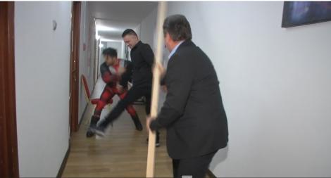 Scena Misterelor - Extra Show. Momentul când Liviu Vârciu, super-eroul Deadpool, este atacat de Nea Mărin cu un lemn!