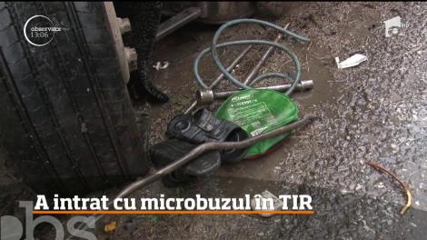 Accident grav pe DN1 în dreptul localităţii Lucianca! Un microbuz care transporta 5 muncitori spre Buftea a intrat în plin într-un TIR care venea din sens opus