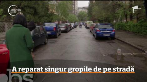 Sătul de gropile de pe strada lui, un tânăr din Bucureşti s-a apucat să le astupe aşa cum s-a priceput mai bine!