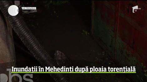O ploaie torenţială de câteva zeci de minute a făcut mari probleme în Strehaia, judeţul Mehedinţi