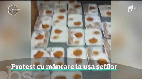 Protest la Dacia. Muncitorii au intrat cu tăvile pline cu mâncare în birourile șefilor: „Nici câinii nu o acceptă”