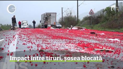 Două TIR-uri au fost implicate într-un accident pe DN 6