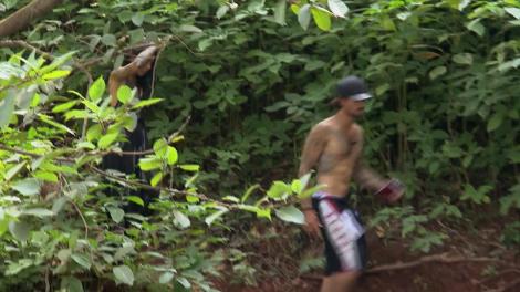 Finaliştii au fost nevoiţi să facă alpinism pe stânca "Nasul ducelui"! Au avut de compus o frază din cuvintele găsite pe traseu!