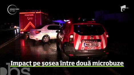 A fost Plan Roşu pe o şosea din Iaşi! Zece oameni au fost răniţi, după ce două microbuze s-au lovit violent