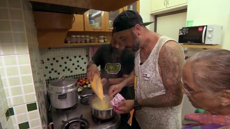 Concurenții au ajuns la cratiță! Fac mâncare românească pentru cei care i-au primit în casă: Mama s-ar supără dacă nu o să-mi iasă mămăliga!