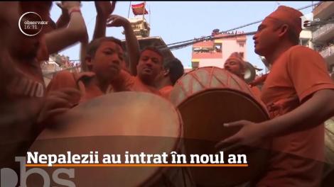 Nepalezii au intrat în noul an. Localnicii s-au împroşcat cu o pudră roşie şi au cântat la tobe