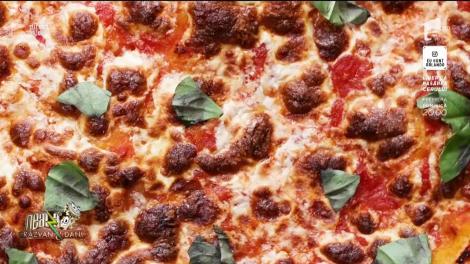 Ești un iubitor de pizza? Dacă DA, uite cum se prepară pizza la tine acasă!