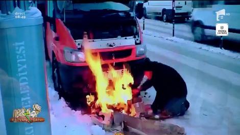 Smiley News: Nu încercați așa ceva acasă! Șoferii turci își încălzesc motorul mașinii cu foc!