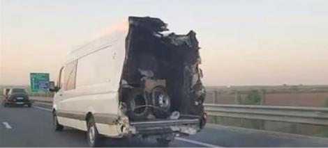 Un român a traversat două ţări cu un microbuz care arată ca după bombardament