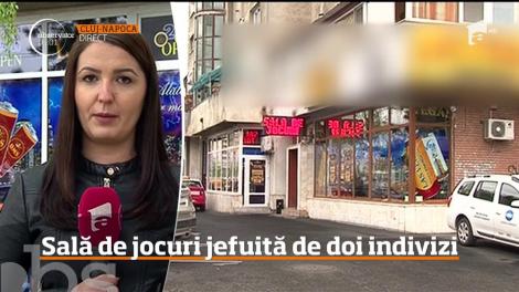 Doi indivizi înarmaţi cu un pistol şi un cuţit au jefuit o sală de jocuri din Cluj-Napoca!