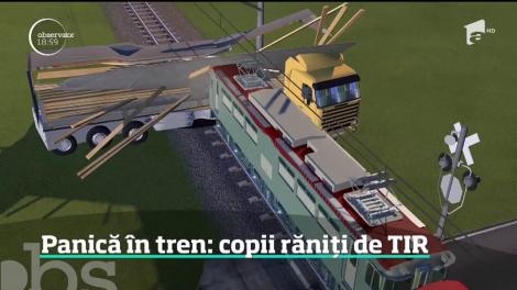 Un tren în care se aflau 17 copii a lovit în plin un TIR încărcat cu lemne! Un elev şi alţi patru călători au fost răniţi