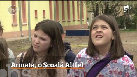 Mii de copii au trecut pragul Academiei Forţelor Terestre Nicolae Bălcescu din Sibiu, în cadrul programului "Şcoală Altfel"