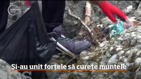 Un german a adunat zeci de oameni ca să strângă gunoaiele din munţii Bucegi: "Am cumpărat saci și mănuși"