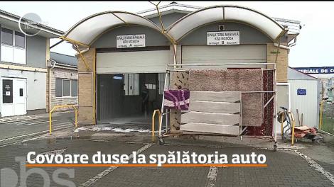 Covoare spălate la vâltoare, ca pe vremea bunicilor, fără săpun sau detergent, doar apa rece a râului