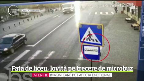 Fată de liceu, lovită pe trecere de microbuz, în Bistriţa