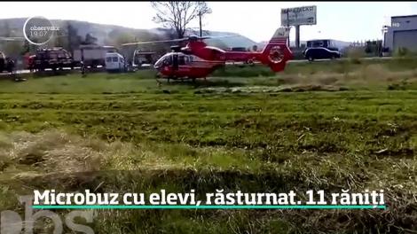 Microbuz plin cu elevi, răsturnat pe un câmp din judeţul Cluj. 11 pasageri, printre care şi opt copii, au fost răniţi