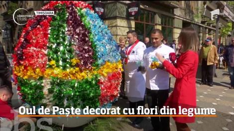 Ou de Paște uriaş, decorat cu flori din legume. Acesta se află în centrul orașului Timişoara